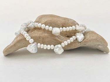 Halskette aus kleinen ovalen Süßwasserperlen mit eingefügten Keshiperlen -  verspielt, edel, charmant