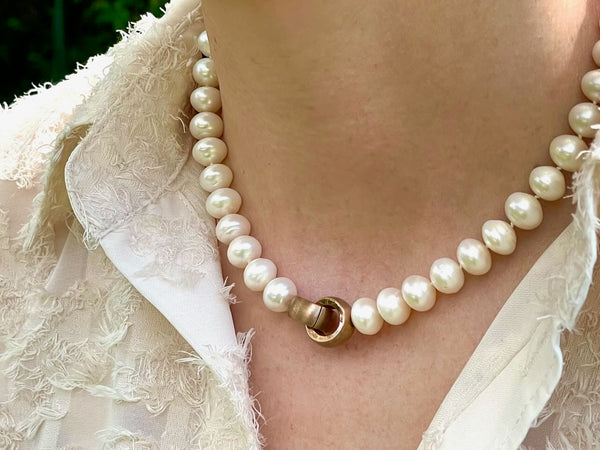 Elegante Perlenkette mit extravaganter Schließe-Perlenkette Viviane