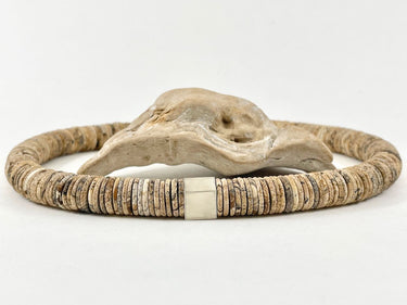 Steinkette aus Natursteinen – Elegante Halskette in Naturtönen mit Silberwürfel-Steinkette Brigitta – Detailansicht Ella a...
