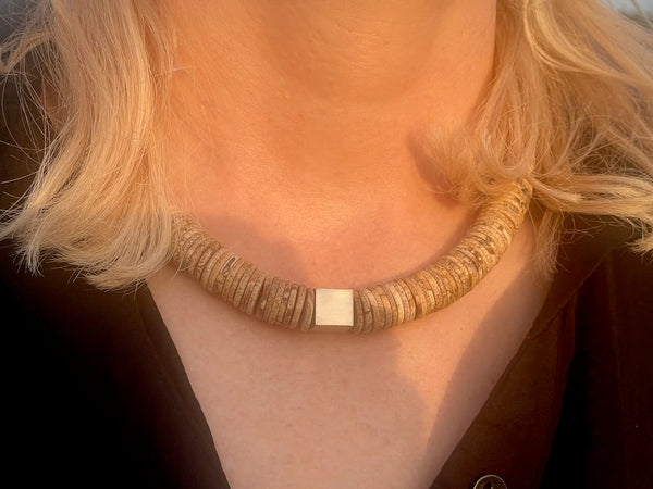 Elegante Halskette in Naturtönen mit Silberwürfel-Steinkette Brigitta