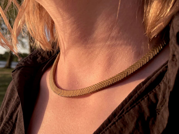 Feine Gliederkette aus gold-matten Steinen - Steinkette Gabriela Gold