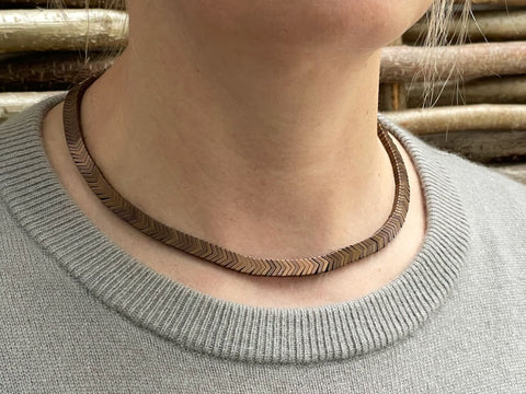 Feine Gliederkette aus kupferfarbenen Steinen - Steinkette Gabriela K