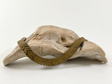 Steinkette aus Natursteinen – Feine Gliederkette aus gold-matten Steinen - Steinkette Gabriela Gold – Detailansicht Ella and ...