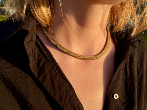 Feine Gliederkette aus gold-matten Steinen - Steinkette Gabriela Gold