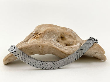 Steinkette aus Natursteinen – Feine Gliederkette aus silbernen Steinen - Steinkette Gabriela S matt – Detailansicht Ella and ...