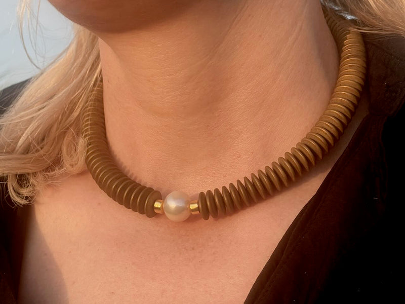 Halskette mit goldfarbenen Steinen und großer Perle - Steinkette Ganda