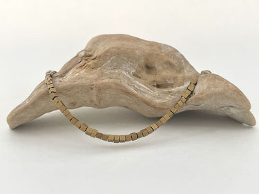 Zarte Halskette aus kleinen matt goldenen Steinwürfeln - eignet sich gut zum Kombinieren mit anderen Ketten