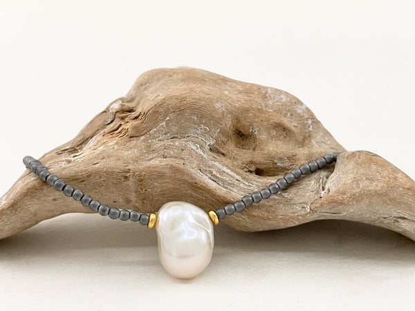 Feine Halskette mit grauen Steinen und großer Perle - Steinkette Steffi