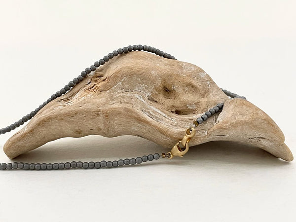 Feine Halskette mit grauen Steinen und großer Perle - Steinkette Steffi
