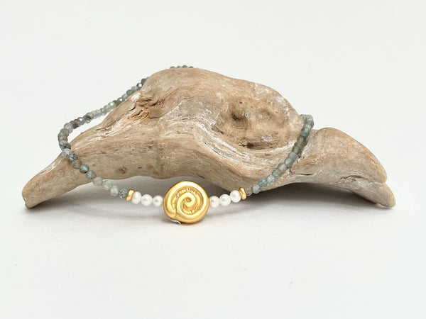 Verspielte Halskette aus feinen Steinen, Perlen, Gold-Steinkette Tessa