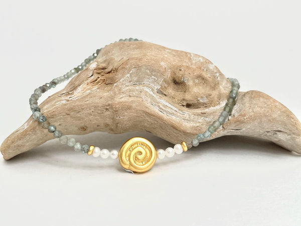 Verspielte Halskette aus feinen Steinen, Perlen, Gold-Steinkette Tessa