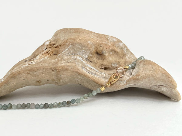 Verspielte Halskette aus feinen Steinen, Perlen, Gold-Steinkette Tessa