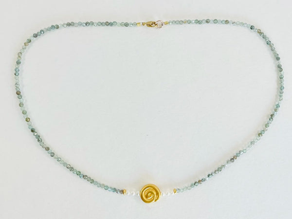 Verspielte Halskette aus feinen Steinen, Perlen, Gold-Steinkette Tessa