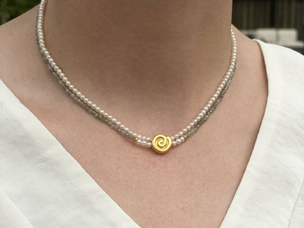 Verspielte Halskette aus feinen Steinen, Perlen, Gold-Steinkette Tessa