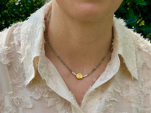 Verspielte Halskette aus feinen Steinen, Perlen, Gold-Steinkette Tessa