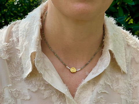 Verspielte Halskette aus feinen Steinen, Perlen, Gold-Steinkette Tessa