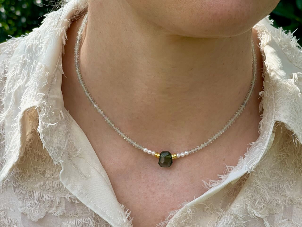 Zarte Eleganz - Halskette mit echten Perlen und kleinen Edelsteinen - Steinkette Theresa