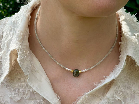 Zarte Eleganz - Halskette mit echten Perlen und kleinen Edelsteinen - Steinkette Theresa