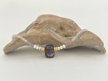 Zarte Halskette aus Perlen und lila Edelsteinen - Steinkette Tiara