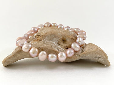 Armband aus echten Süßwasserperlen – Perlarmband aus barocken Perlen in Rosa - Armband Amalia – Detailansicht Ella and Me
