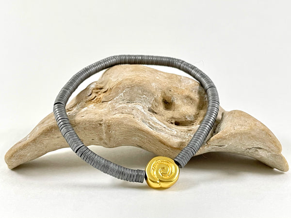Elegantes Armband aus silbernen Steinen mit goldenem Inka-Motiv, Armband Lisette