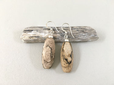 Ohrhänger aus Natursteinen – Schöne Ohrhänger aus Natursteinen in Beige - Ohrhänger Fiorella – Detailansicht Ella and Me