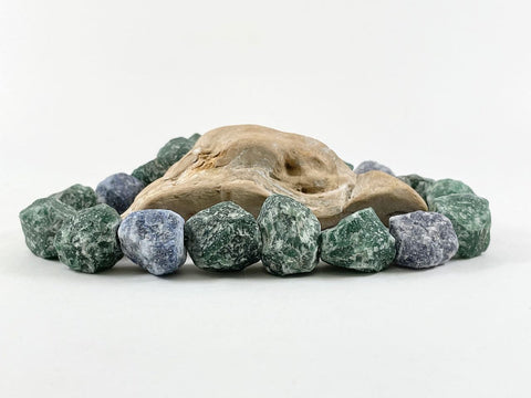 Halskette mit großen, naturbelassenen blauen und grünen Steinen - Steinkette Tala